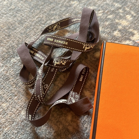 HERMES (2) BOXS SHOPPING BAG AND (2) RIBBONS HERMES - Picture 2 of 12